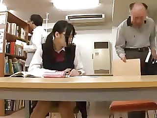 pijpbeurt klas vingerzetting horny Japans schoolmeisje rok upskirt
