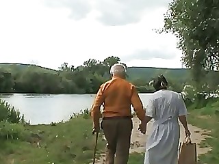 abuelita al aire libre adolescente