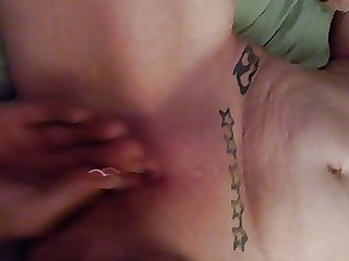 aficionado digitación MILF coño tatuaje